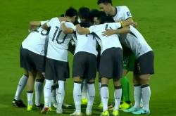 爱游戏体育-包含足球比赛中球队实力强弱对决，观众目不转睛的词条