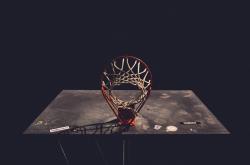 爱游戏网页版-赛道上的双重奏鸣，索伯战术完胜哈斯，汉密尔顿领袖风范锁定胜局