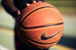 爱游戏大厅-火箭连续得分压制新疆队，字母哥成为关键先生