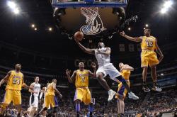 爱游戏tv-铁卫的逆袭时刻，富安健洋关键节点连续得分，尼斯绝杀巴黎的战术启示