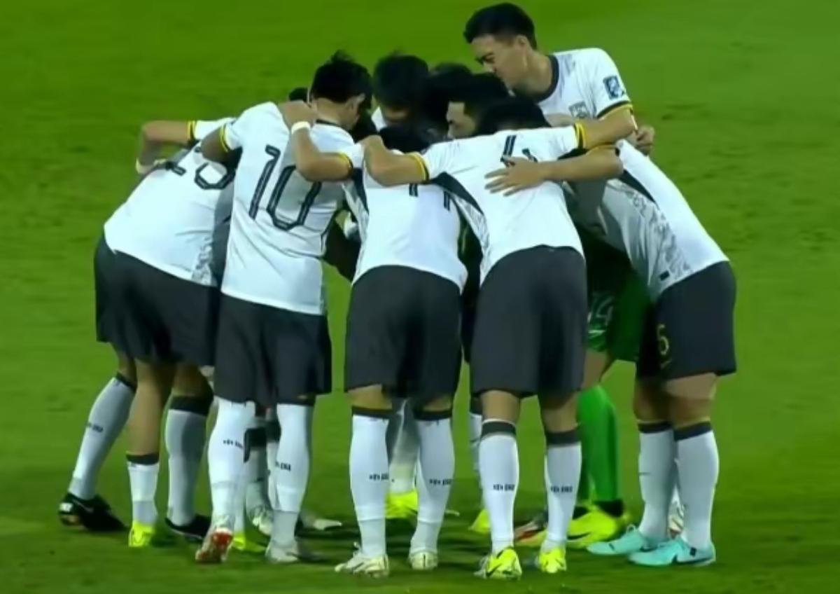 包含足球比赛中球队实力强弱对决，观众目不转睛的词条