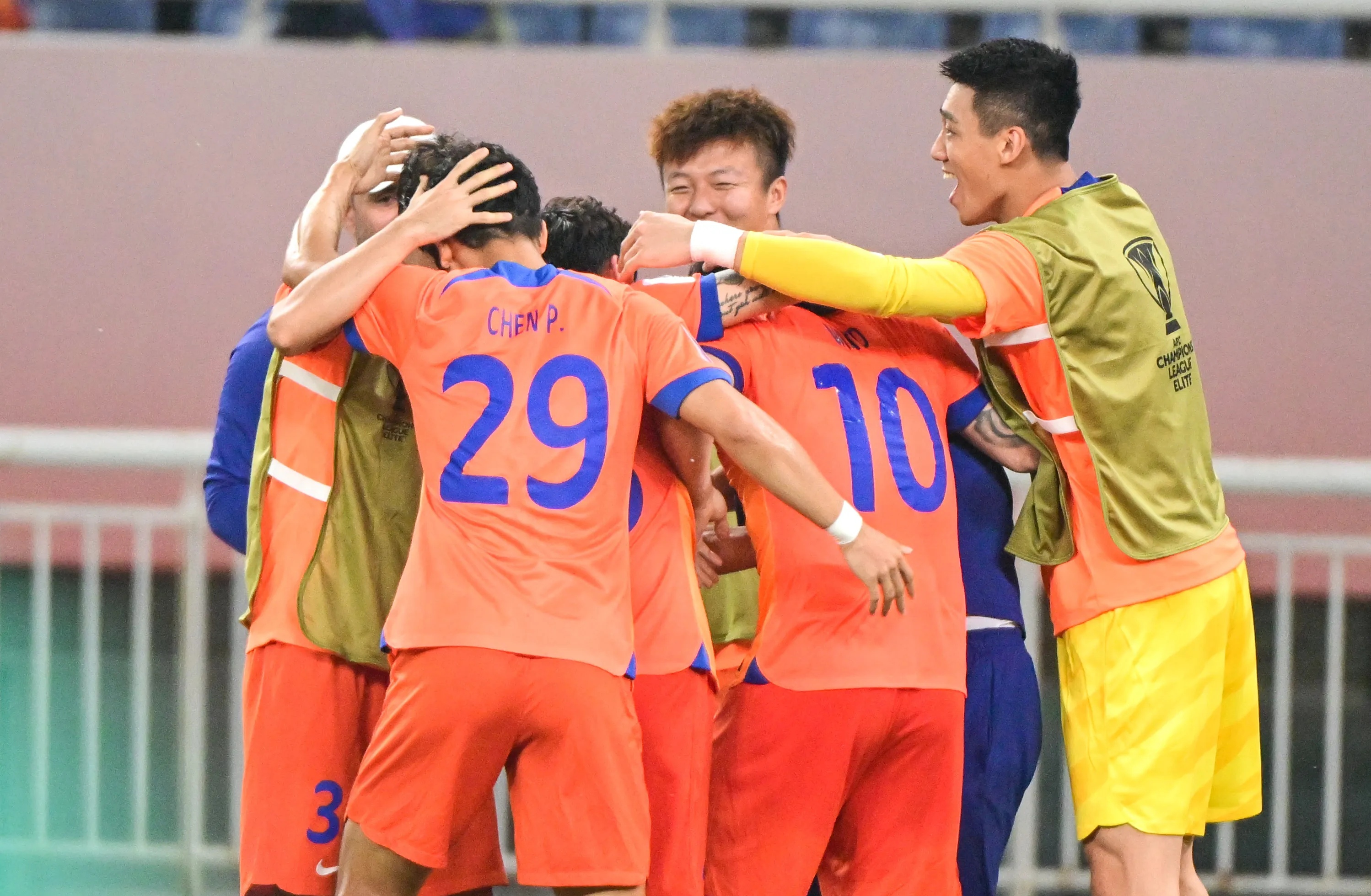 包含足球比赛中球队实力强弱对决，观众目不转睛的词条