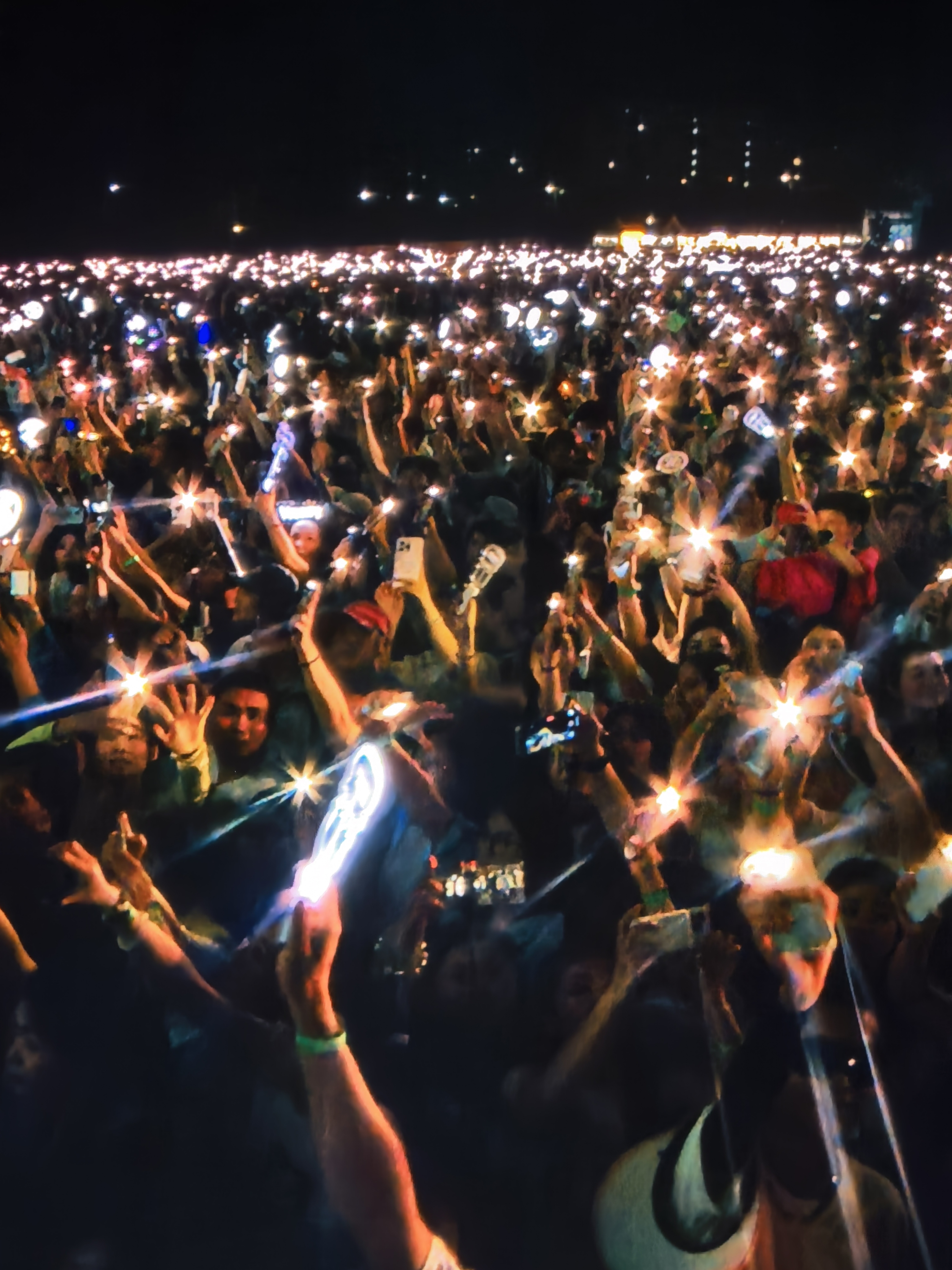 现场比赛如此激烈,观众都沉浸其中 现场比赛如此激烈,观众都沉浸其中