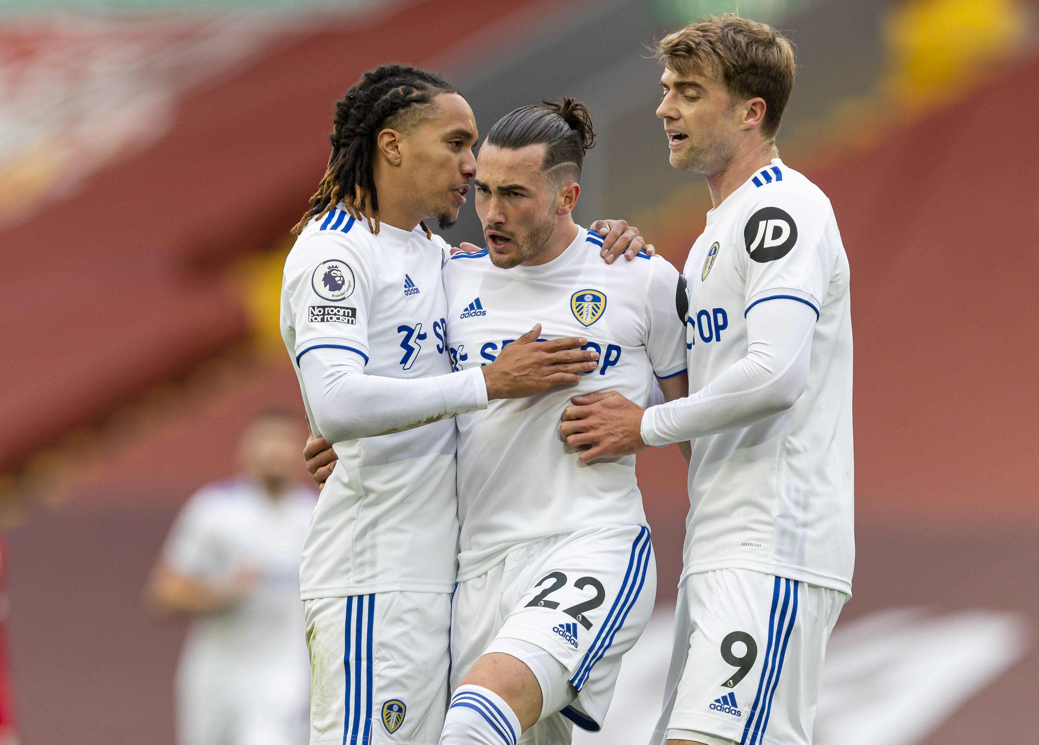 足球场上的较量：胜者赢得胜利的简单介绍