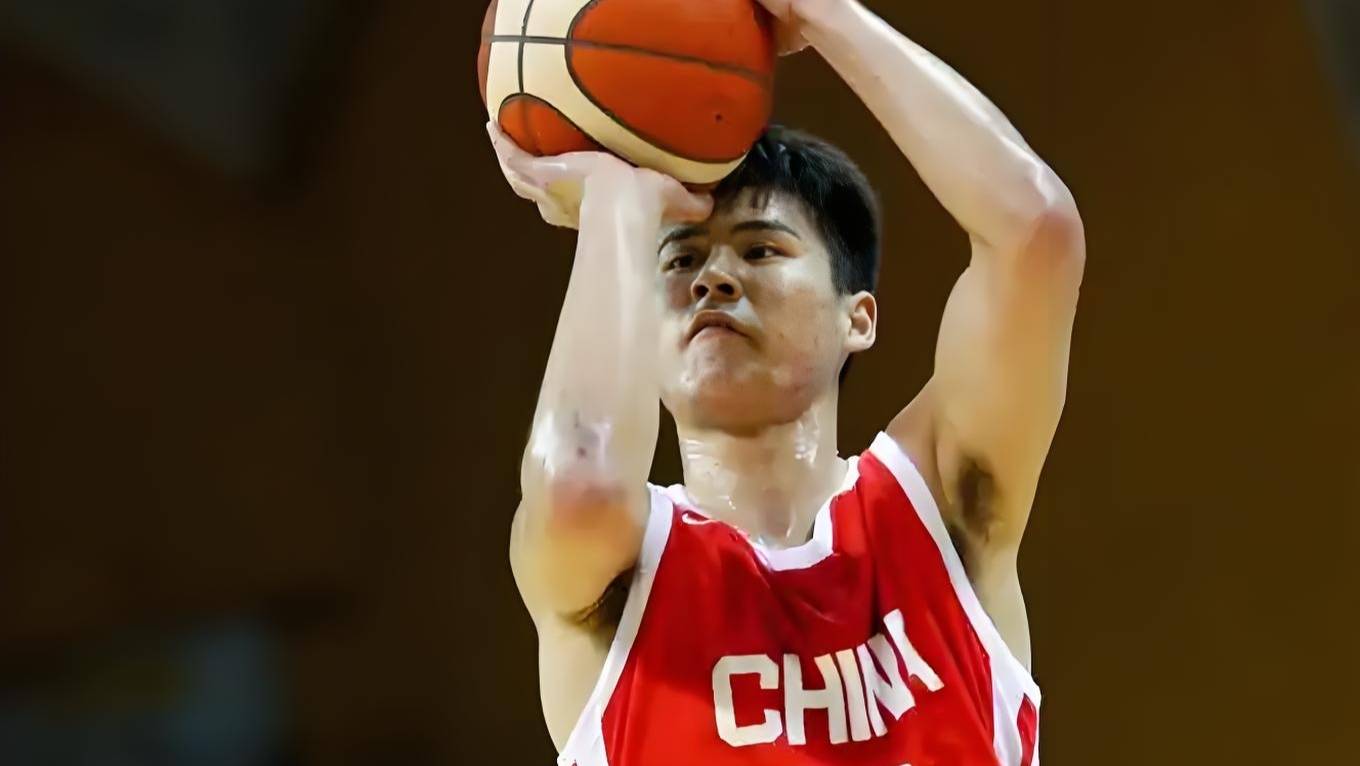 广东宏远队在比赛中突破对手的防线,取得胜利 广东宏远队在比赛中突破对手的防线,取得胜利