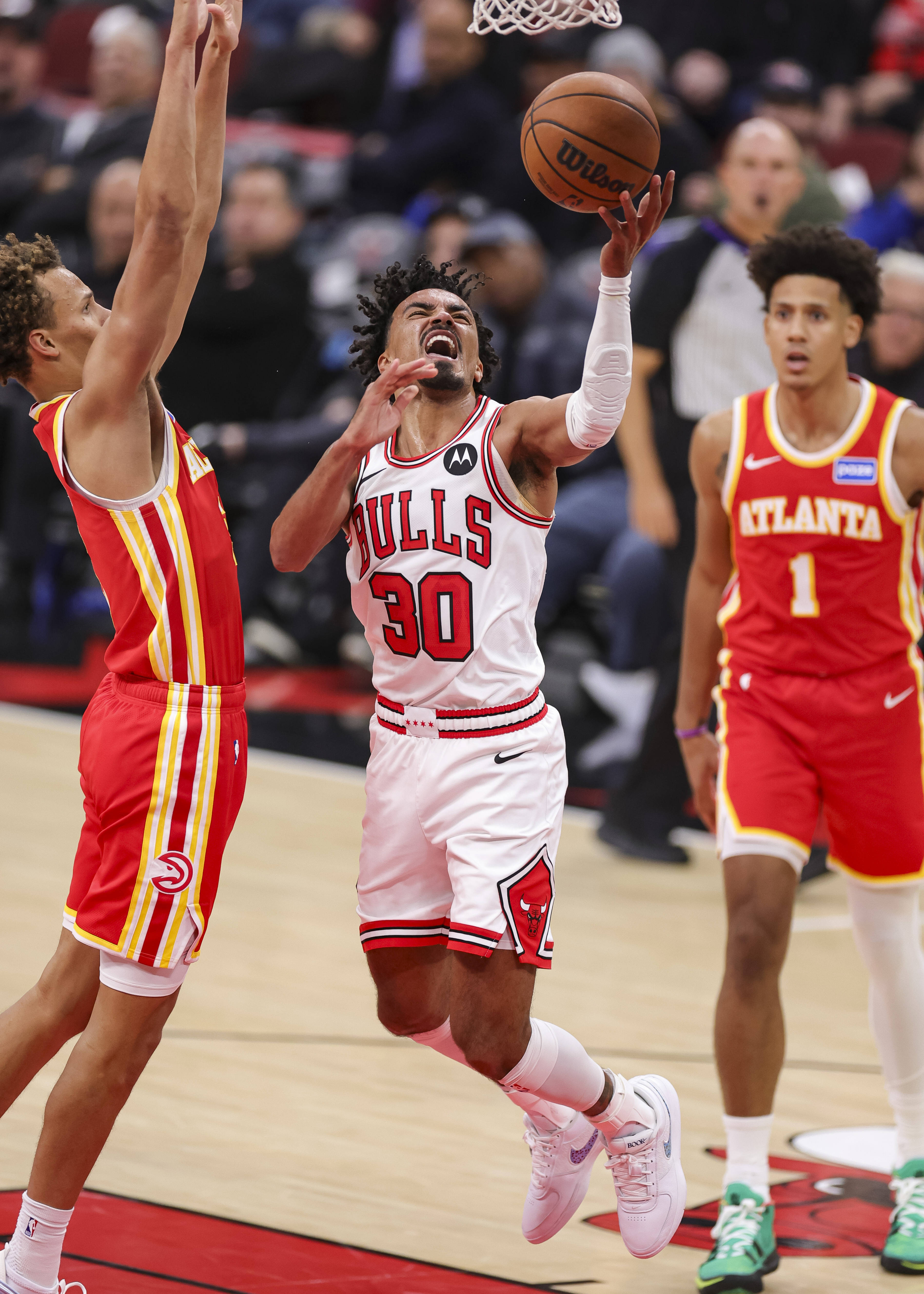 包含西班牙男篮横扫公牛，波尔津吉斯完成帽子戏法的词条