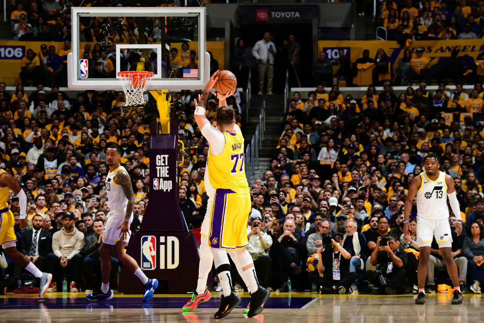 湖人B队强势魔术，东契奇高光表现的简单介绍