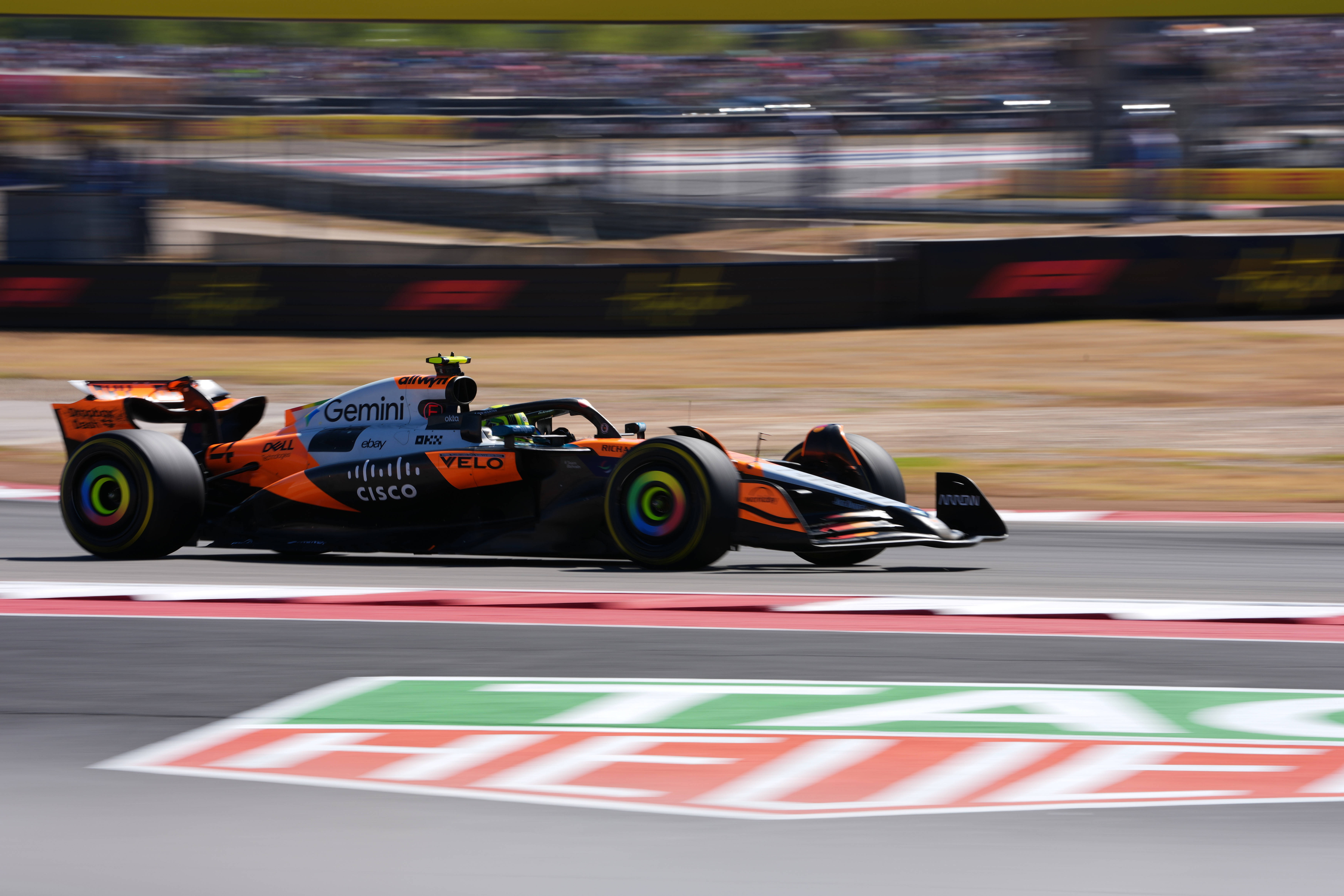 雷诺车队绝杀迈凯伦,维斯塔潘带队取胜 雷诺车队绝杀迈凯伦,维斯塔潘带队取胜