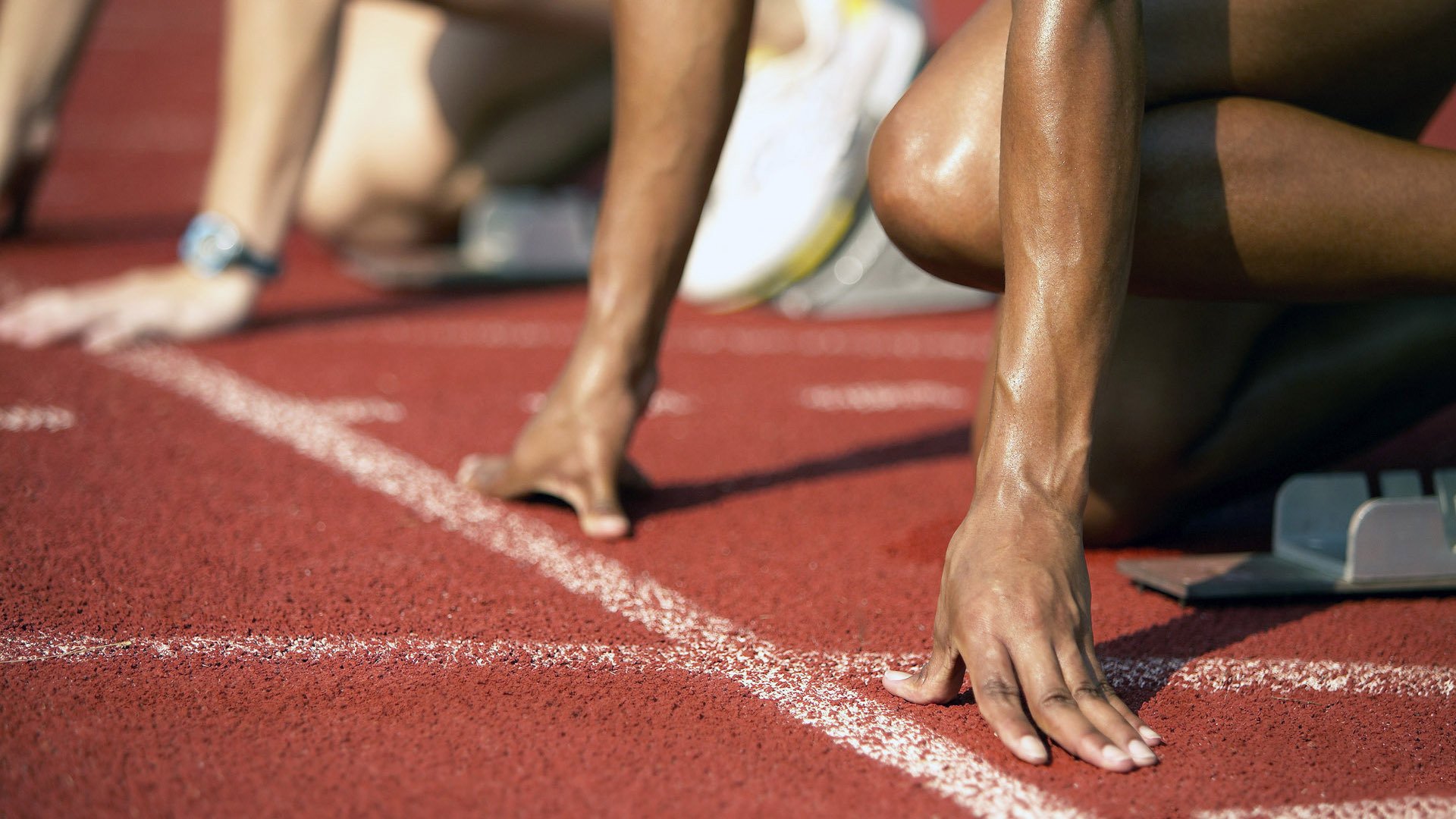 新王登基，皮亚斯特里统治全场，阿斯顿马丁上演史诗级翻盘迈凯伦